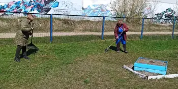 Прошел субботник по уборке территории детского сада
