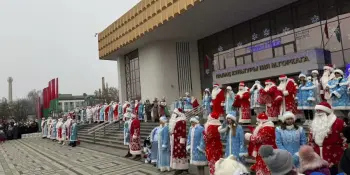 Шествие Дедов Морозов и Снегурочек